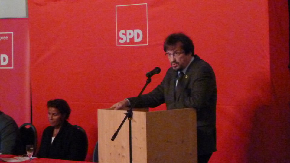 Dr. Franz Berger spricht zu den anwesenden Mitgliedern auf der Delegiertenkonferenz